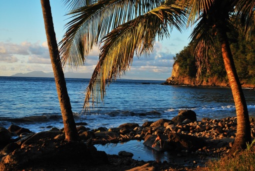 Zachód słońca w Zatoce Anse Couleuvre. W tle sąsiednia wyspa, Dominika (C) AFT