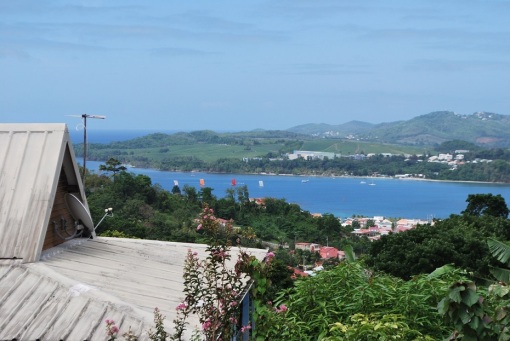 Widok na regaty "yoles" w zatoce Trinité. (C) AFT